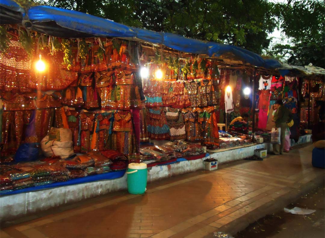 Cheapest Saree Market | Silk Saree Collection | Ratanpole Market In  Ahmedabad | Aangan In Ratanpole - YouTube